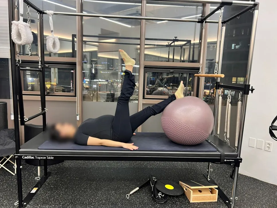 누워서 하는 다리 신경 가동 운동 수업 — 판교·광교 필라테스 바디네이션